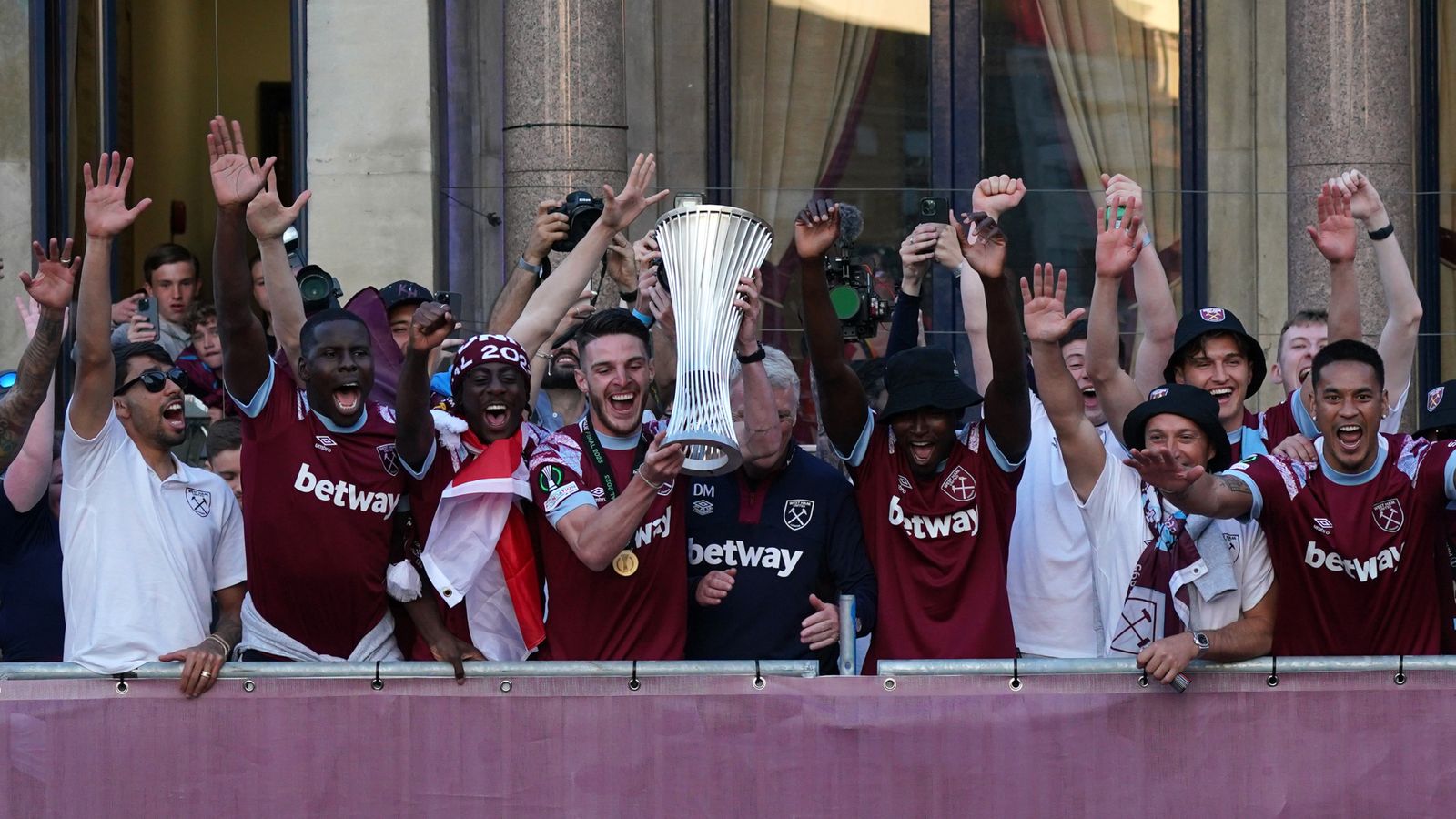 Los fanáticos del West Ham extasiados cuando el equipo organiza el desfile de la victoria para celebrar la victoria en la Europa Conference League |  Noticias de futbol