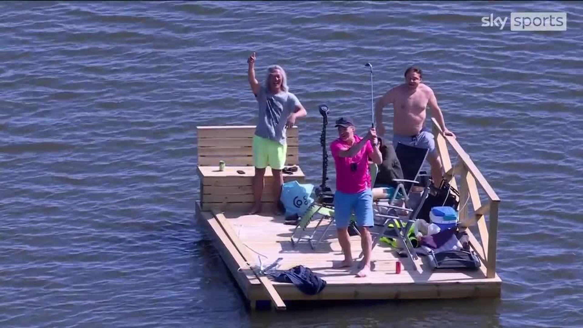 'This is bold!' | Fan attempts shot on sinking pontoon