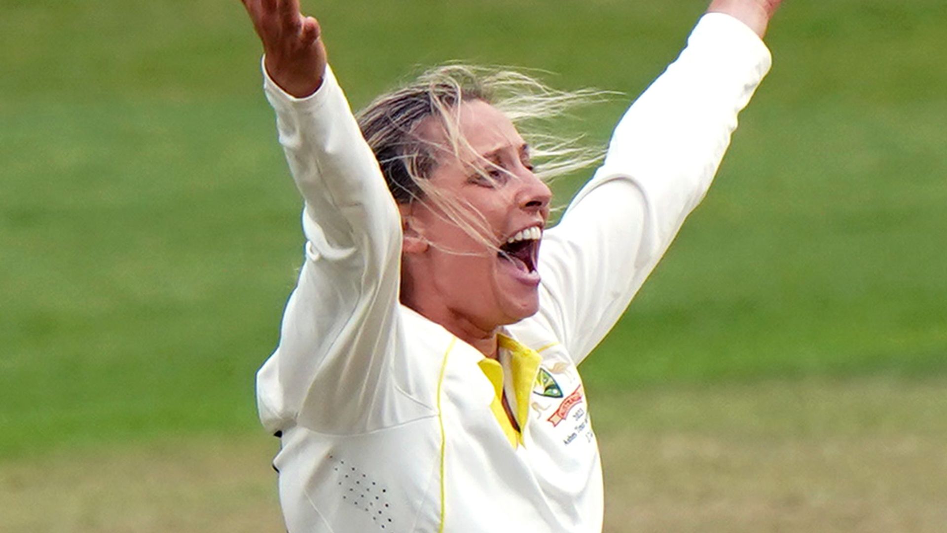 England collapse has Australia five wickets from Ashes Test victory