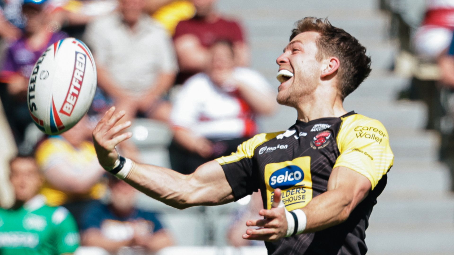 Late tries give Red Devils edge over Robins in play-off hunt