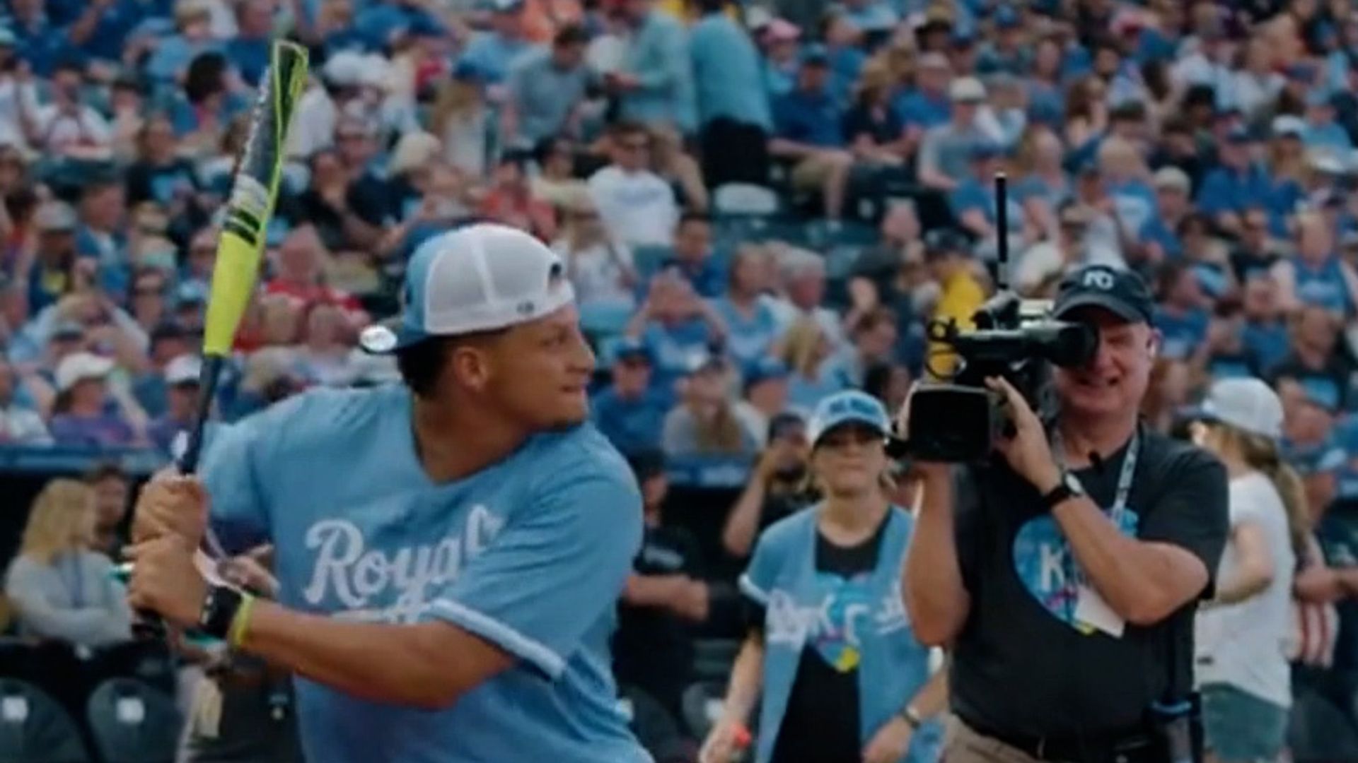 From NFL to softball! | Pat Mahomes shows off his skills