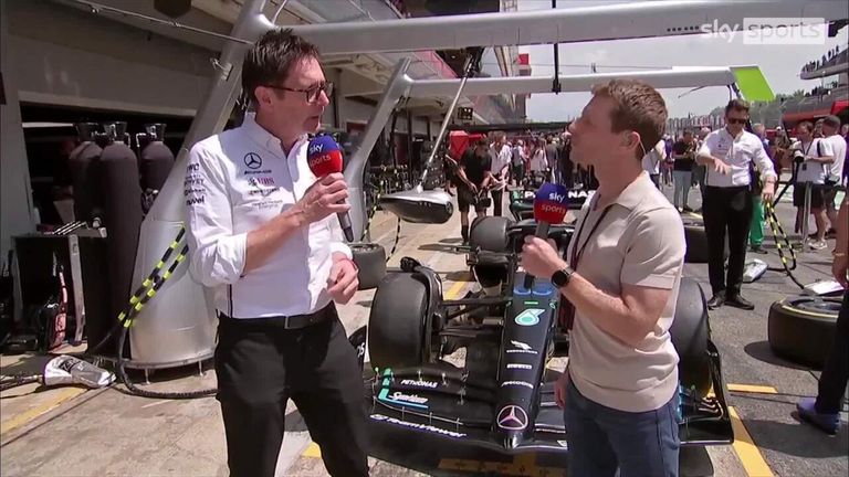 Mercedes-insinööri Andrew Shovlin keskusteli joukkueen päivityksistä Sky Sportsin F1:n Anthony Davidsonin kanssa ennen perjantain harjoituksia. 