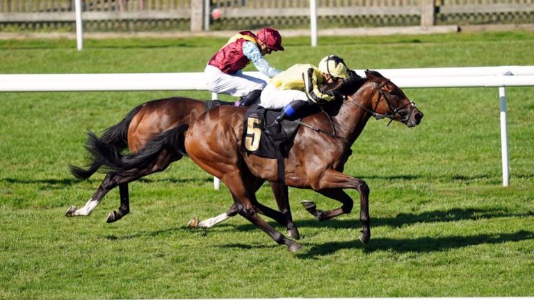 Adyuvante montado por el jockey Benoit De La Sayette (derecha) en camino a ganar el Moet & Chandon Handicap en Newmarket