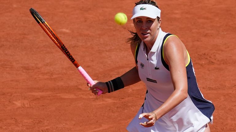 Anastasia Pavlyuchenkova de Rusia juega un tiro contra Elise Mertens de Bélgica durante su partido de cuarta ronda del Abierto de Francia en el estadio Roland Garros de París, el domingo 4 de junio de 2023. (Foto AP/Christophe Ena )