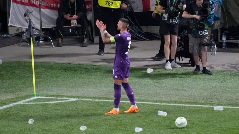 Fiorentina's Cristiano Biraghi sarcastically applauded the West Ham fans