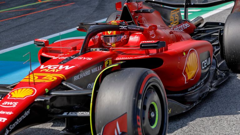 Ferrari memulai debutnya dengan sidepod tampilan baru di Barcelona pada hari Jumat