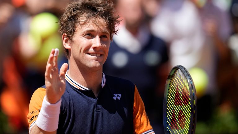 Casper Ruud de Noruega celebra ganar su partido de tercera ronda del torneo de tenis Abierto de Francia contra Zhang Zhizhen de China, en el estadio Roland Garros de París, el sábado 3 de junio de 2023. (Foto AP/Christophe Ena)