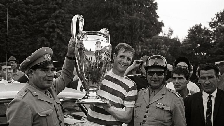 Le capitaine du Celtic Billy McNeil avec le trophée à Lisbonne après sa victoire historique