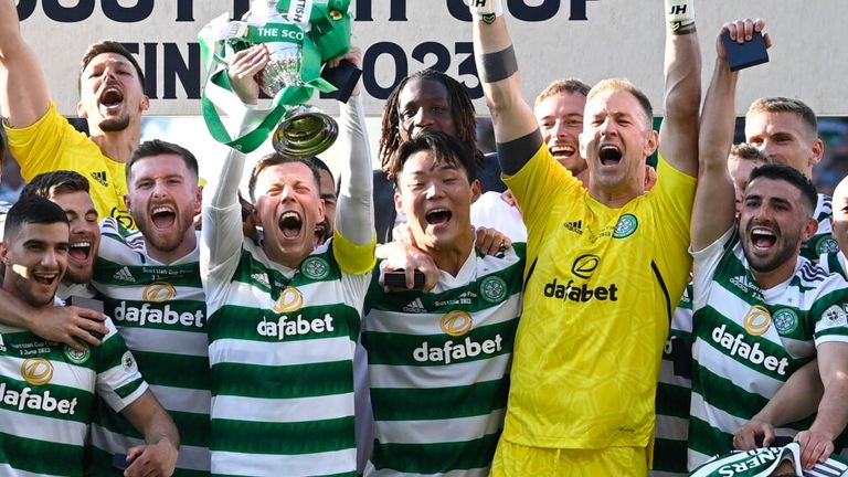 GLASGOW, ESCOCIA - 3 DE JUNIO: Callum McGregor del Celtic levanta el trofeo durante un partido final de la Copa de Escocia entre el Celtic y el Inverness Caledonian Thistle en Hampden Park, el 3 de junio de 2023, en Glasgow, Escocia.  (Foto por Rob Casey/Grupo SNS)