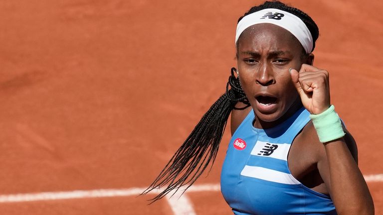 La estadounidense Coco Gauff reacciona durante su partido de la tercera ronda del Abierto de Francia contra la rusa Mirra Andreeva en el estadio Roland Garros de París, el sábado 3 de junio de 2023. (Foto AP/Christophe Ena)