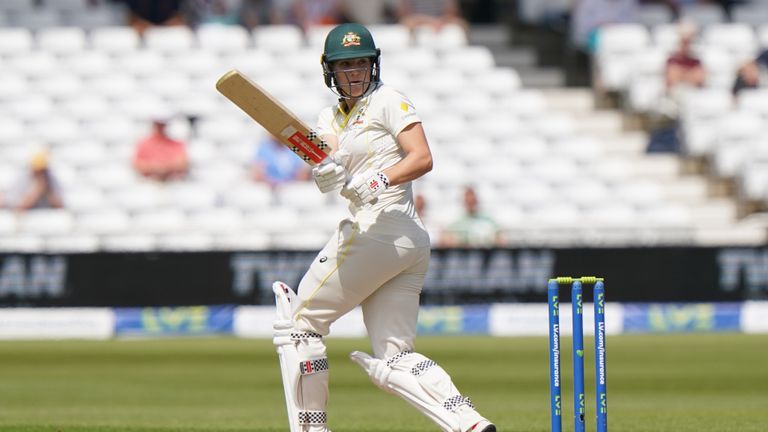 Avustralyalı Annabel Sutherland, Nottingham, Trent Bridge'deki ilk Women's Ashes test maçının ikinci gününde vuruş yapıyor.  Resim tarihi: 23 Haziran 2023 Cuma.