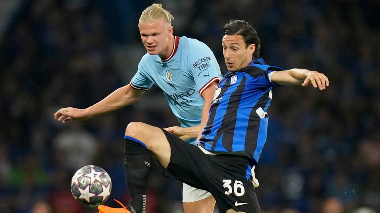 Manchester City&#39;s Erling Haaland vies for the ball with Inter Milan&#39;s Matteo Darmian, 