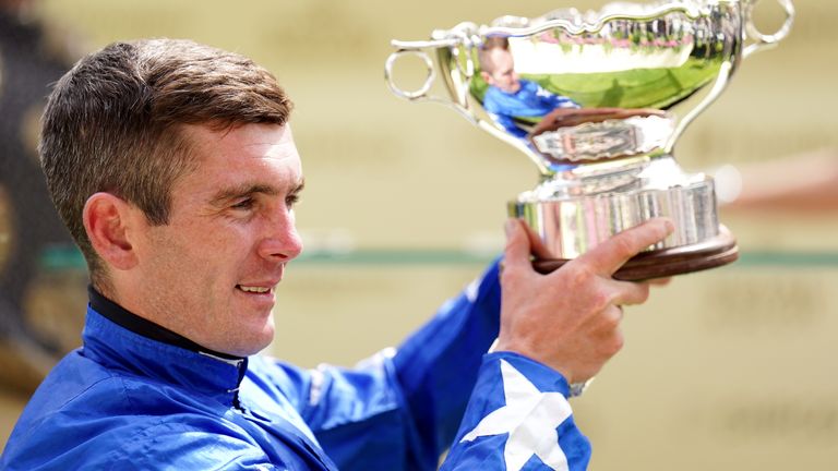 Gary Carroll celebra ganar el Chesham Stakes en Royal Ascot