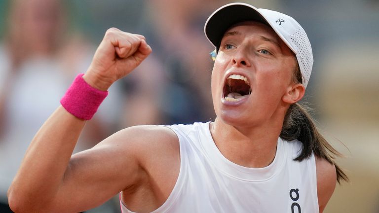 La polaca Iga Swiatek celebra ganar su partido de semifinales del torneo de tenis del Abierto de Francia contra la brasileña Beatriz Haddad Maia en dos sets, 6-2, 7-6 (9-7), en el estadio Roland Garros de París, el jueves 8 de junio de 2023. (Foto AP/Christophe Ena)