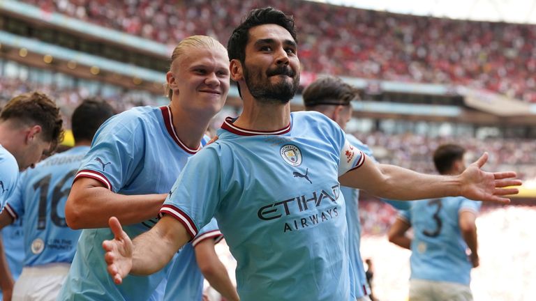 Ilkay Gundogan y Erling Haaland celebran después de que Man City retomara la delantera