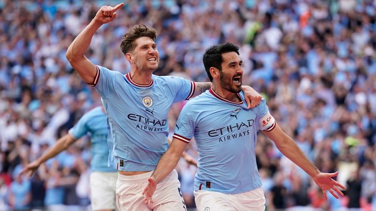 Ilkay Gundogan dari Manchester City merayakan setelah mencetak gol kedua timnya dengan John Stones