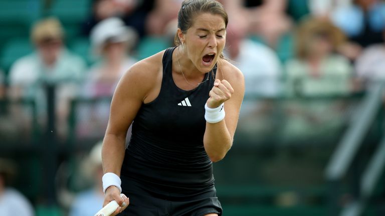 Jodie Burrage de Gran Bretaña celebra ganar un punto durante su partido contra Alize Cornet de Francia durante el sexto día del Rothesay Open 2023 en el Nottingham Tennis Centre.  Imagen fecha: sábado 17 de junio de 2023.