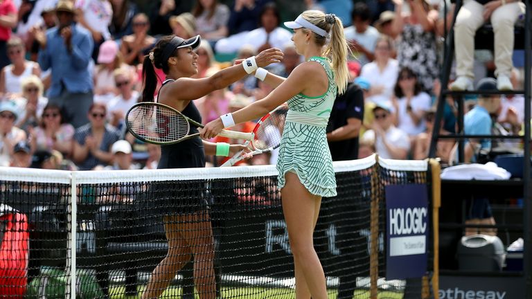 Katie Boulter de Gran Bretaña (derecha) saluda a Heather Watson de Gran Bretaña en la red después de derrotarla después de su partido durante el sexto día del Rothesay Open 2023 en el Nottingham Tennis Centre.  Imagen…