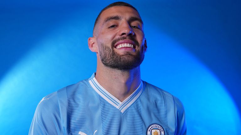 Mateo Kovacic to Manchester City: Chelsea midfielder completes move to Premier League champions in £30m deal | Football News | Sky Sports