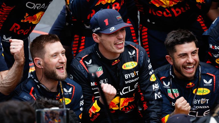Max Verstappen festejando junto al equipo Red Bull
