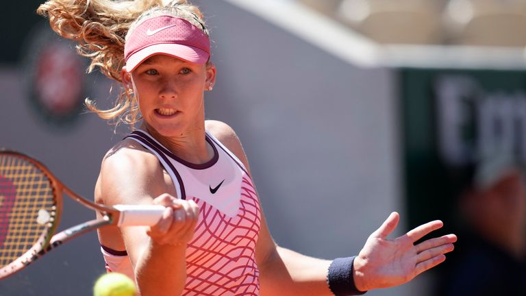 La rusa Mirra Andreeva juega un tiro contra la estadounidense Coco Gauff durante su partido de la tercera ronda del Abierto de Francia en el estadio Roland Garros de París, el sábado 3 de junio de 2023. (Foto AP/Christophe Ena)