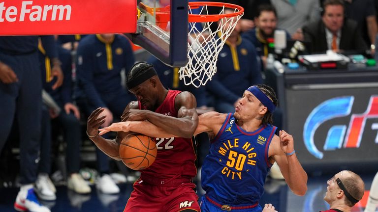 Penyerang Miami Heat Jimmy Butler, kiri, dan penyerang Denver Nuggets Aaron Gordon bersaing untuk menguasai bola pada paruh kedua Game 1 Final NBA bola basket, Kamis, 1 Juni 2023, di Denver.  (Foto AP/Jack Dempsey)