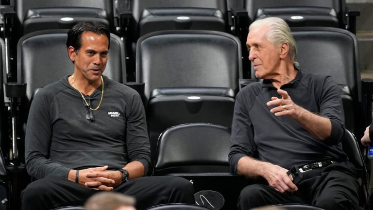 Pelatih kepala Miami Heat Erik Spoelstra, kiri, mengobrol dengan presiden tim Pat Riley.