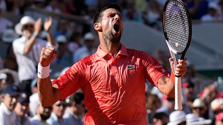 El serbio Novak Djokovic aprieta el puño después de anotar un punto contra el español Alejandro Davidovich Fokina durante su partido de la tercera ronda del Abierto de Francia en el estadio Roland Garros de París, el viernes 2 de junio de 2023. ( Foto AP/Christophe Ena)