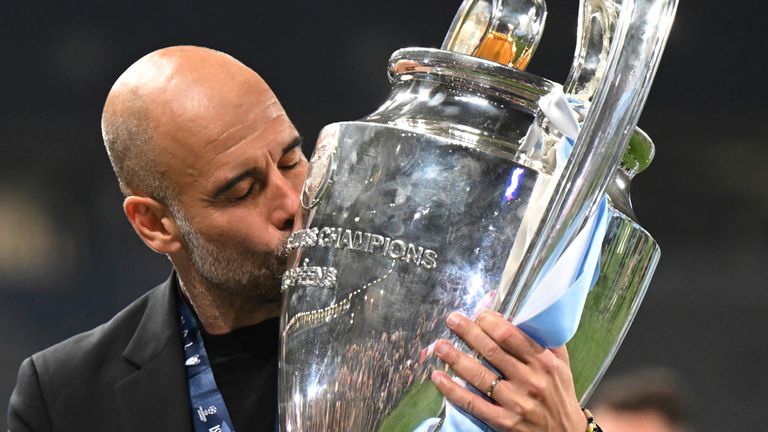 Pep Guardiola จูบถ้วยรางวัล Champions League หลังจากแมนเชสเตอร์ซิตี้ชนะ Internazionale ในอิสตันบูล