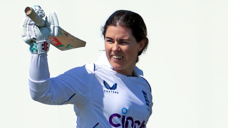 Tammy Beaumont estaba en llamas con el bate cuando Inglaterra tomó el control en el segundo día contra Australia A