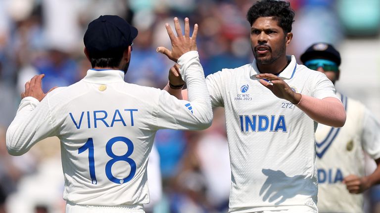 تحتفل الهند أوميش ياداف بأخذ نصيب أستراليا Marnus Labuschagne خلال اليوم الرابع من المباراة النهائية لبطولة ICC World Test في The Oval ، 