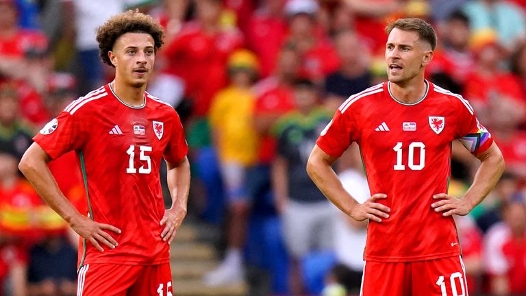 Wales'  Ethan Ampadu dan Aaron Ramsey tampak sedih setelah Armenia unggul 2-1