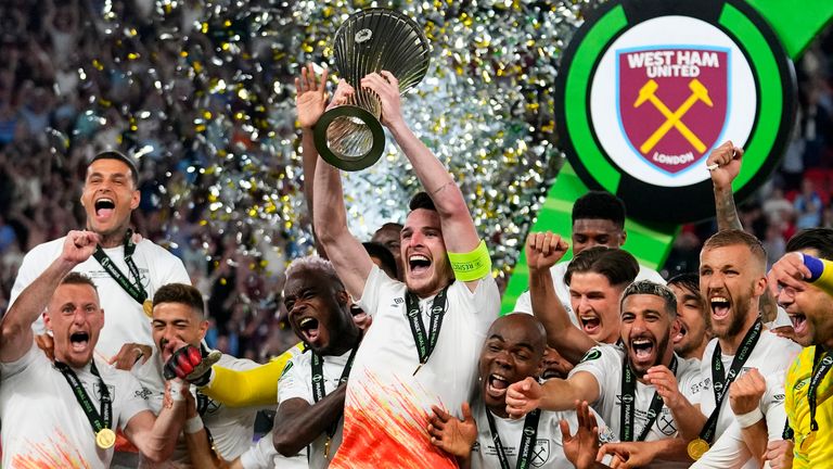 Declan Rice levanta el trofeo tras la victoria del West Ham en la Europa Conference League