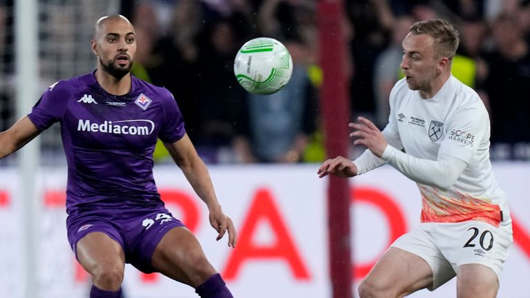 West Ham&#39;s Jarrod Bowen challenges for the ball with Fiorentina&#39;s Sofyan Amrabat