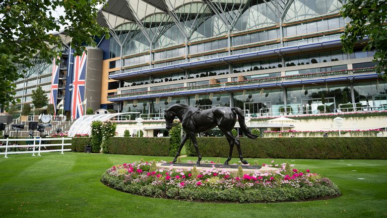 Una estatua de Yeats en el anillo del desfile Royal Ascot