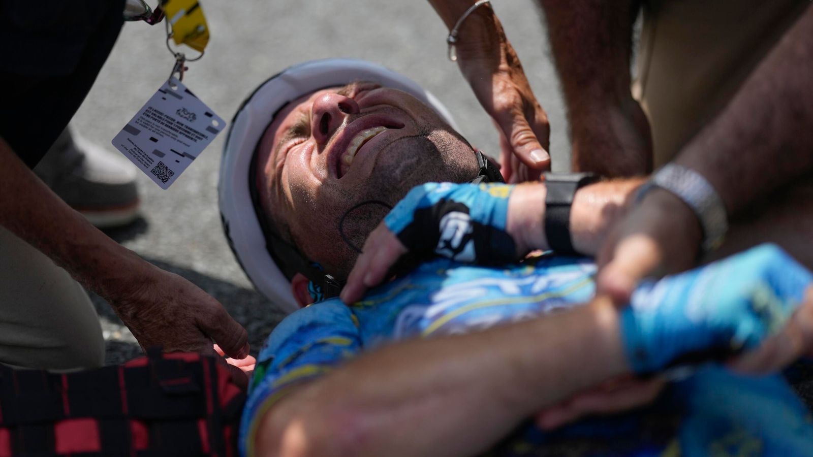 Mark Cavendish crashes out of final Tour de France on stage eight with broken collarbone
