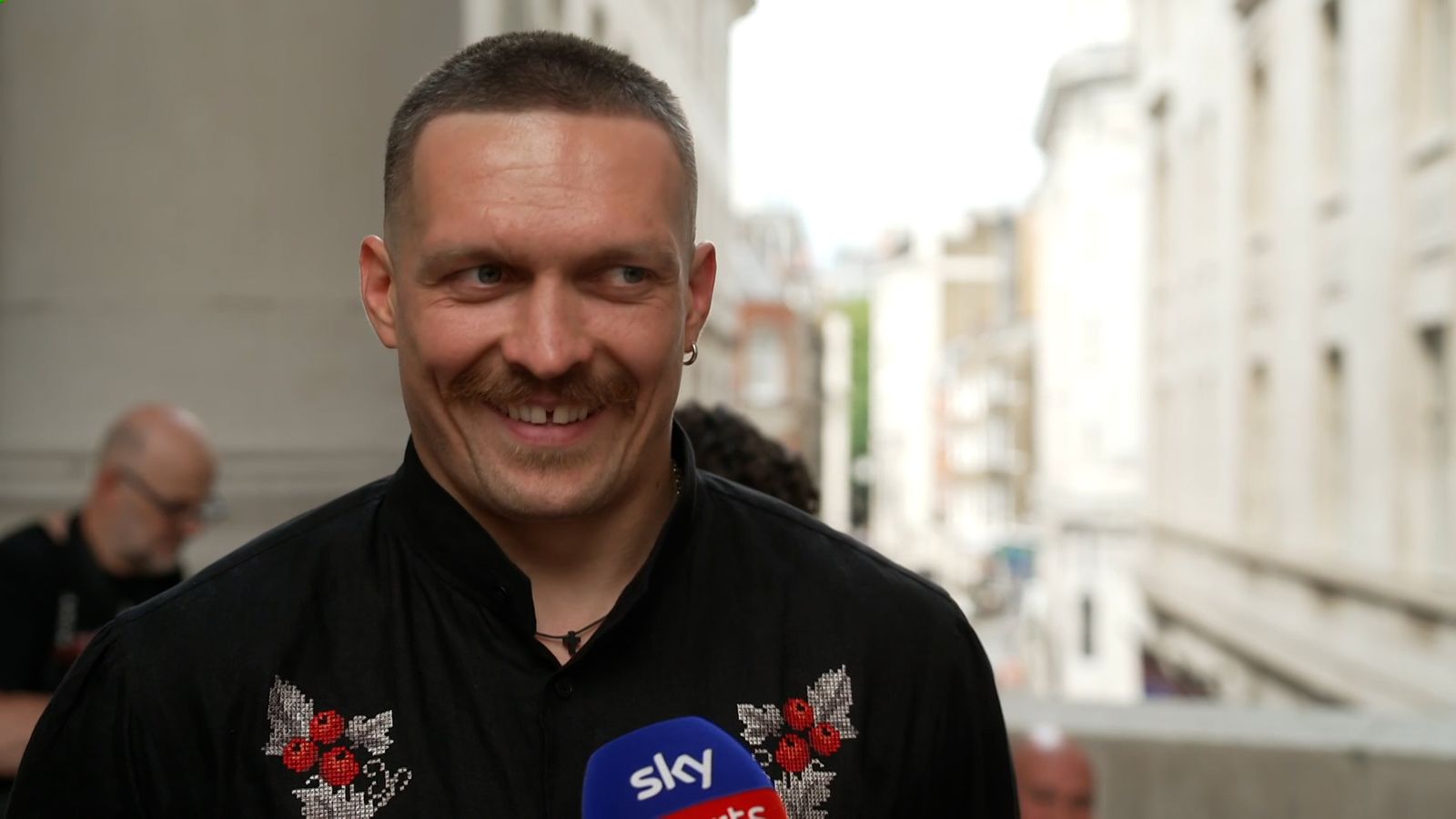 Oleksandr Usyk, the unified heavyweight world champion, signs contract