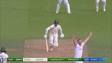 'It's that man Woakes again!' | Murphy out, Australia lead by 5