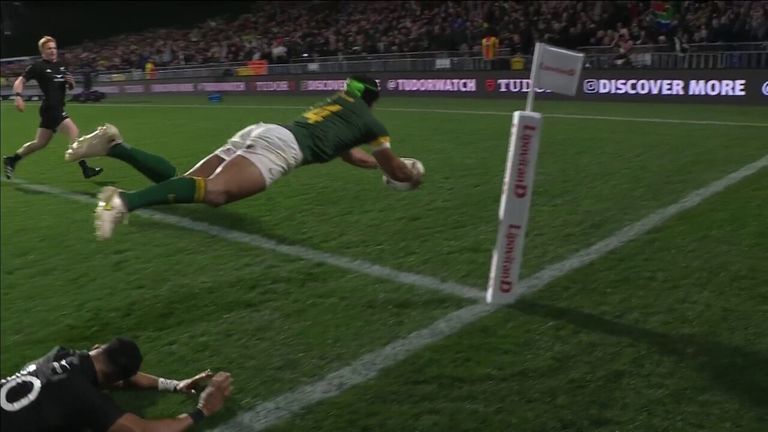 Cheslin Kolbe flew in for a superb South Africa try as the Springboksfought back 