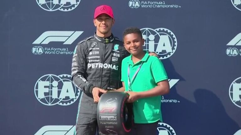 F1 Juniors는 Zac이 Lewis Hamilton에게 폴 트로피를 수여하는 예선에 대한 견해를 제시합니다.