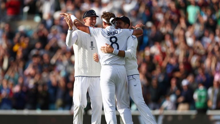 Cricket - Ashes - Fifth Test - England v Australia - The Oval, London, Britain - July 31, 2023 England's Stuart Broad celebrates with James Anderson and Zak Crawley after taking the wicket of Australia's Alex Carey Action Images via Reuters/Andrew Boyers