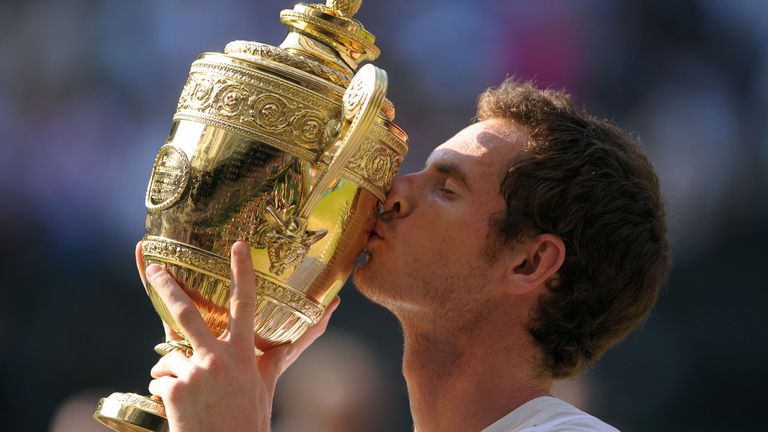 Andy Murray besa el trofeo tras vencer al serbio Novak Djokovic.  La victoria en Wimbledon consolidó el lugar de Murray como uno de los grandes del deporte británico, y tres años más tarde consiguió un segundo título.  Fecha de emisión: lunes 26 de junio de 2023.