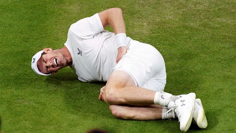 Andy Murray se resbala en la cancha durante su partido contra Stefanos Tsitsipas (no en la foto) el cuarto día del Campeonato de Wimbledon 2023 en el All England Lawn Tennis and Croquet Club en Wimbledon.  Imagen fecha: jueves 6 de julio de 2023.