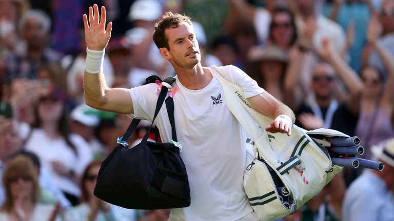 Andy Murray saluda a la multitud después de perder contra Stefanos Tsitsipas (no en la foto) el día cinco del Campeonato de Wimbledon 2023 en el All England Lawn Tennis and Croquet Club en Wimbledon.  Imagen fecha: viernes 7 de julio de 2023.