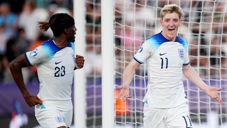 Anthony Gordon dari Inggris merayakan setelah mencetak gol vs Portugal
