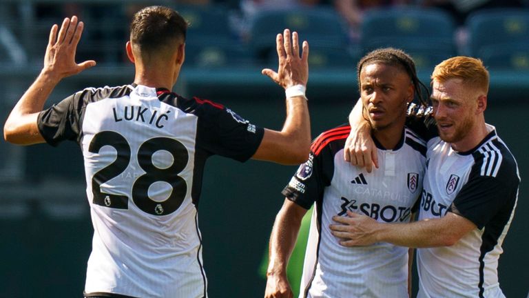 Bobby Decordova-Reid (centro) celebra después de su gol para Fulham con Harrison Reed (derecha) y Sasa Lukic (izquierda)