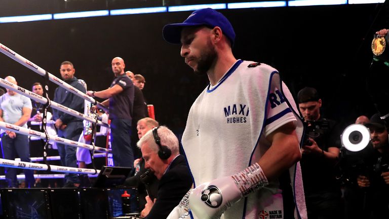 El boxeador Maxi Hughes entra al ring (Imágenes PA)