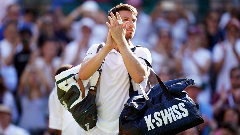 Cameron Norrie abandona la cancha después de su derrota ante Christopher Eubanks en el quinto día del Campeonato de Wimbledon 2023 en el All England Lawn Tennis and Croquet Club en Wimbledon.  Imagen fecha: viernes 7 de julio de 2023.