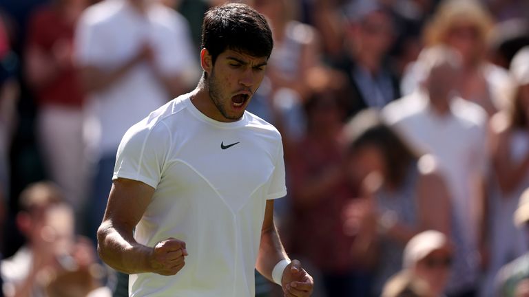 Carlos Alcaraz merayakan kemenangannya melawan Alexandre Muller (tidak ada dalam foto) pada hari kelima Kejuaraan Wimbledon 2023 di All England Lawn Tennis and Croquet Club di Wimbledon.  Tanggal pengambilan gambar: Jumat 7 Juli 2023.