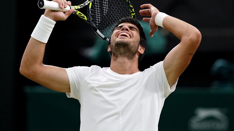 Carlos Alcaraz celebra la victoria sobre Matteo Berrettini el octavo día del Campeonato de Wimbledon 2023 en el All England Lawn Tennis and Croquet Club en Wimbledon.  Imagen fecha: lunes 10 de julio de 2023.